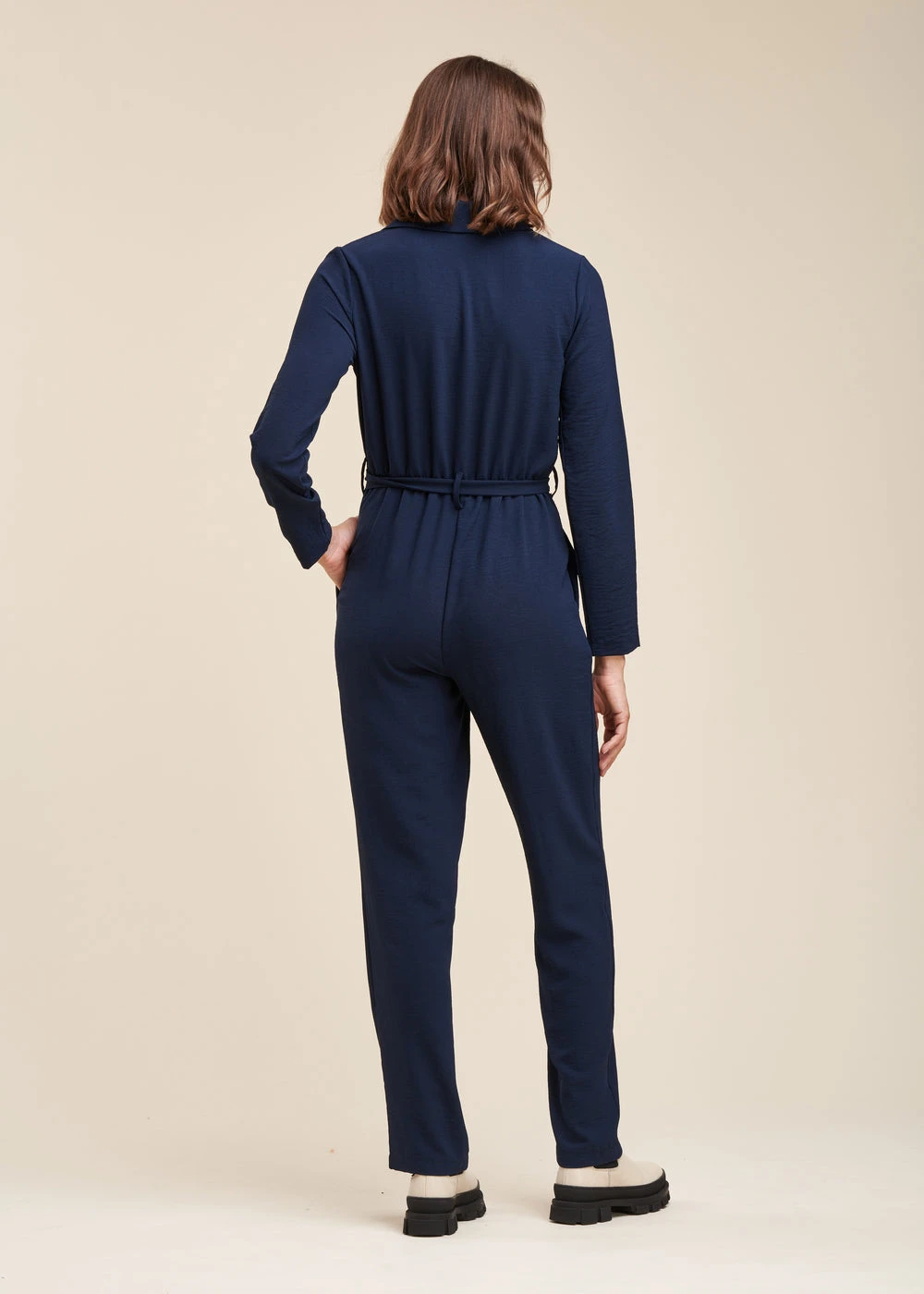 Combinaison Pantalon Bleu Marine Col Tailleur 5 Combinaison Pantalon Bleu Marine Col Tailleur – Image 3