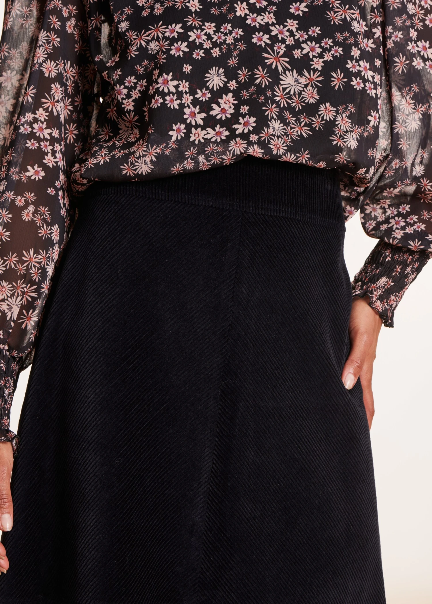 Jupe Noire Courte En Velours Côtelé 7 Jupe Noire Courte En Velours Côtelé – Image 5