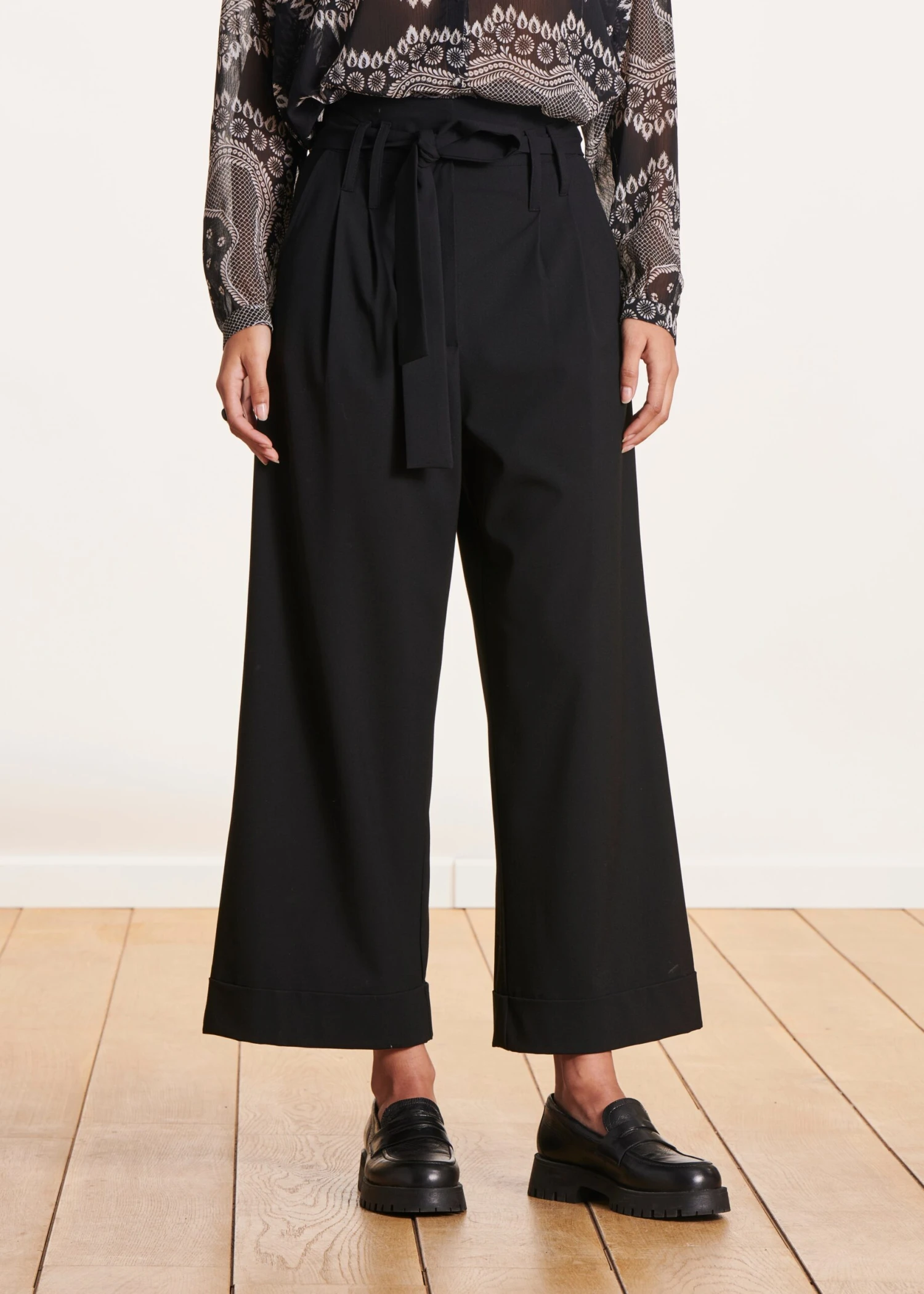 Pantalon Large Noir Taille Haute Avec Ceinture à Nouer 4 Pantalon Large Noir Taille Haute Avec Ceinture à Nouer – Image 2