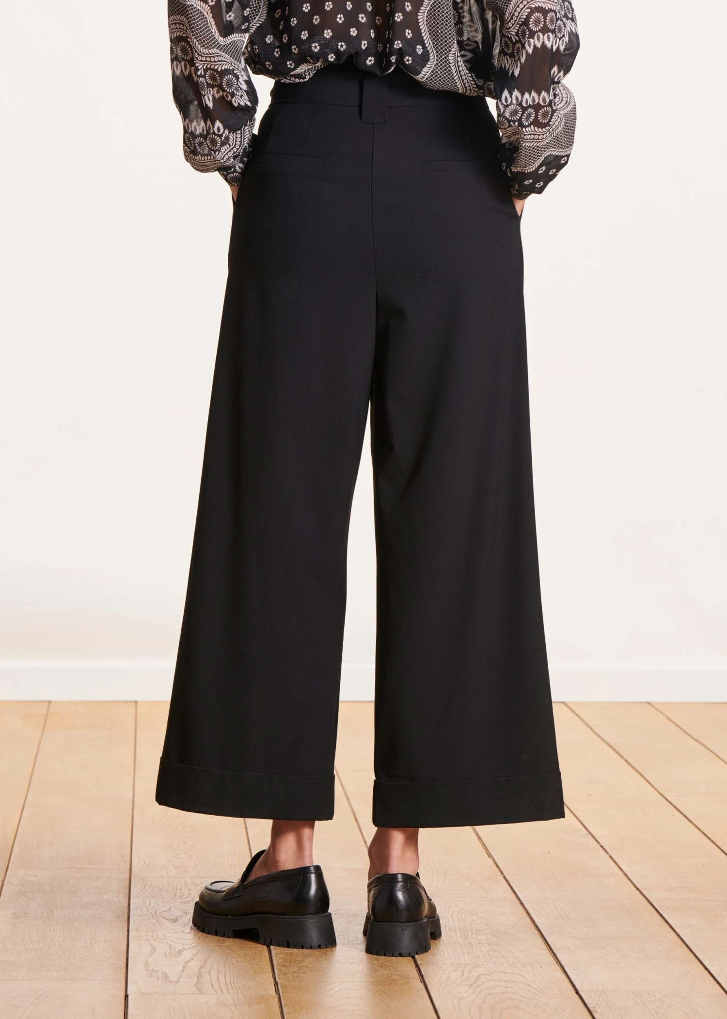 Pantalon Large Noir Taille Haute Avec Ceinture à Nouer 5 Pantalon Large Noir Taille Haute Avec Ceinture à Nouer – Image 3