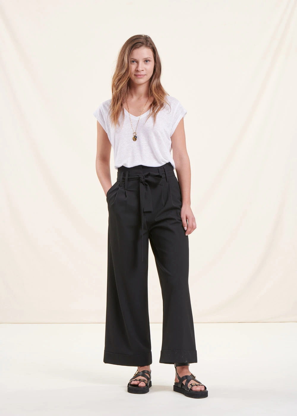 Pantalon Large Noir Taille Haute Avec Ceinture à Nouer 8 Pantalon Large Noir Taille Haute Avec Ceinture à Nouer – Image 6