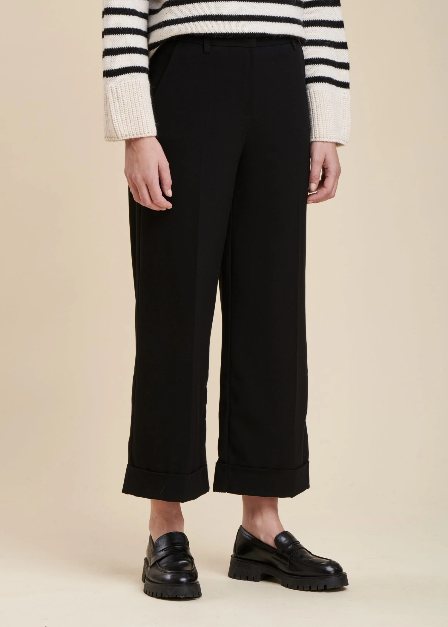 Pantalon Noir Droit 7/8ème 4 Pantalon Noir Droit 7/8ème – Image 2