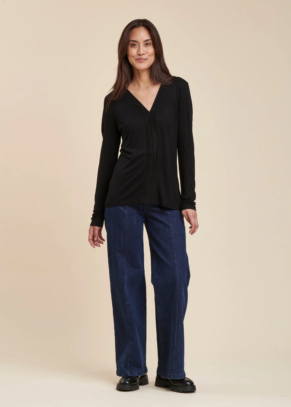 T-shirt Noir Ample Encolure V 8 T-shirt Noir Ample Encolure V – Image 6