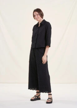 Chemise Noire En Broderie Anglaise Manches 3/4 11 Chemise Noire En Broderie Anglaise Manches 3/4 -Vêtements Soldes Magasin FH CH VAPOLA R 700 a