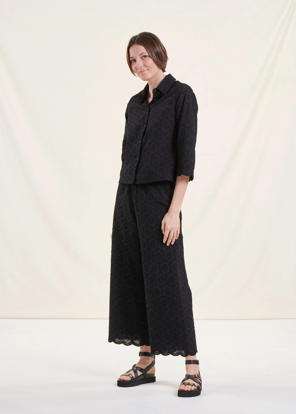 Chemise Noire En Broderie Anglaise Manches 3/4 5 Chemise Noire En Broderie Anglaise Manches 3/4 – Image 3