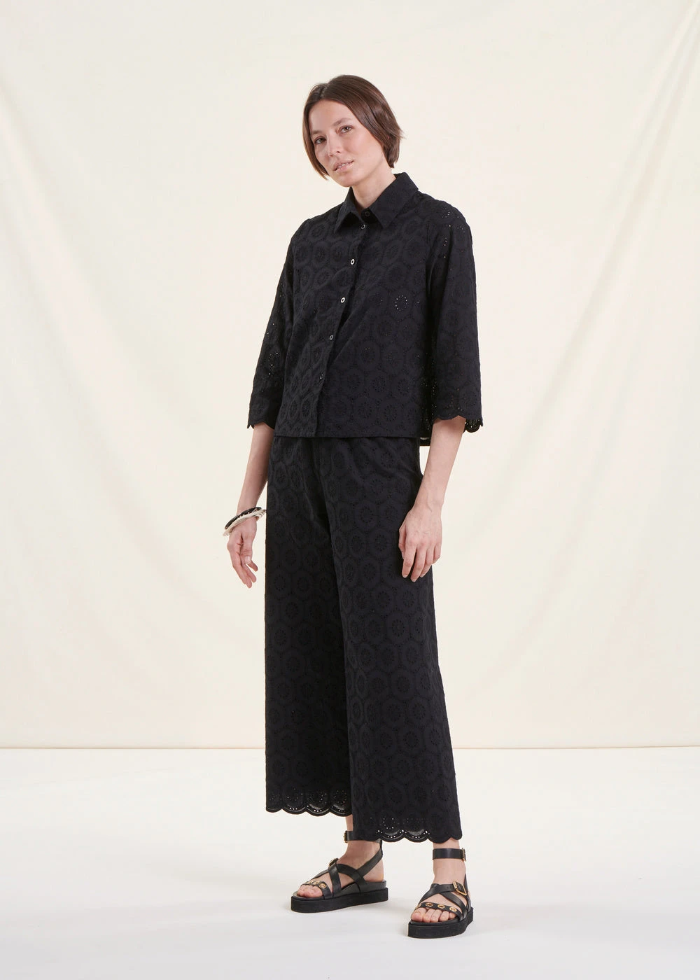 Chemise Noire En Broderie Anglaise Manches 3/4 9 Chemise Noire En Broderie Anglaise Manches 3/4 – Image 7