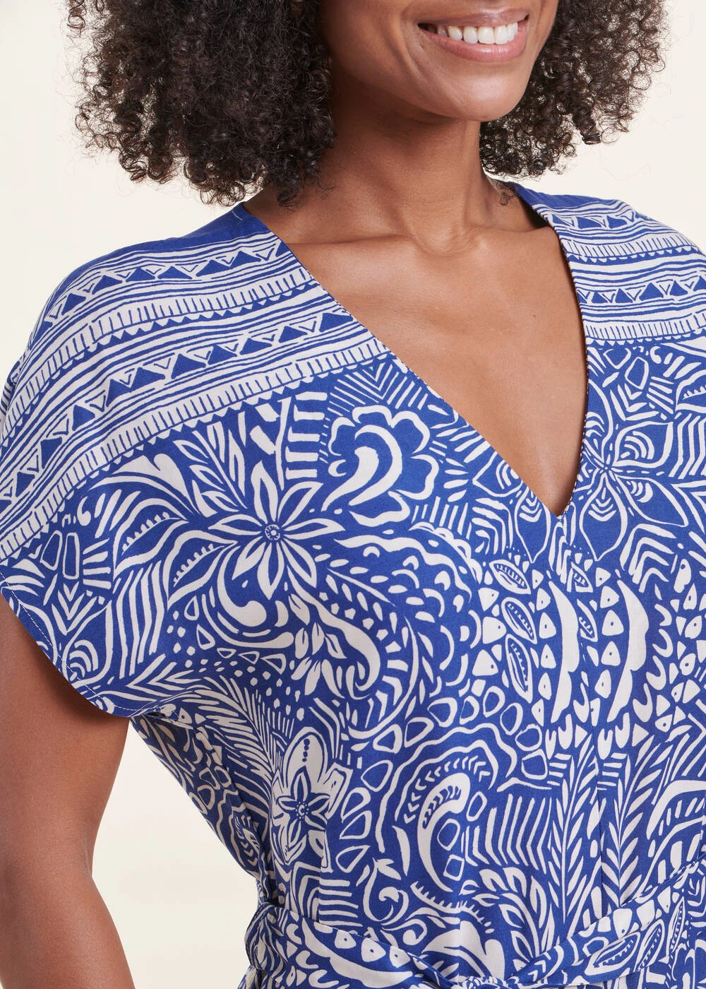 Combinaison Fluide Bleue Manches Courtes Imprimé Fleuri 8 Combinaison Fluide Bleue Manches Courtes Imprimé Fleuri – Image 6
