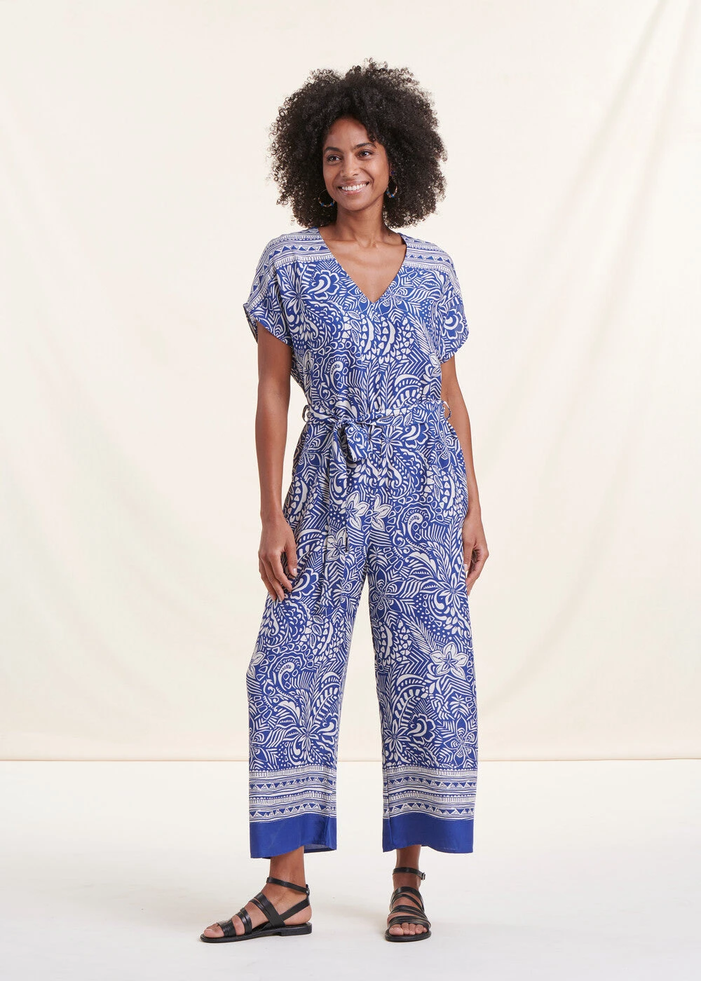 Combinaison Fluide Bleue Manches Courtes Imprimé Fleuri 5 Combinaison Fluide Bleue Manches Courtes Imprimé Fleuri – Image 3