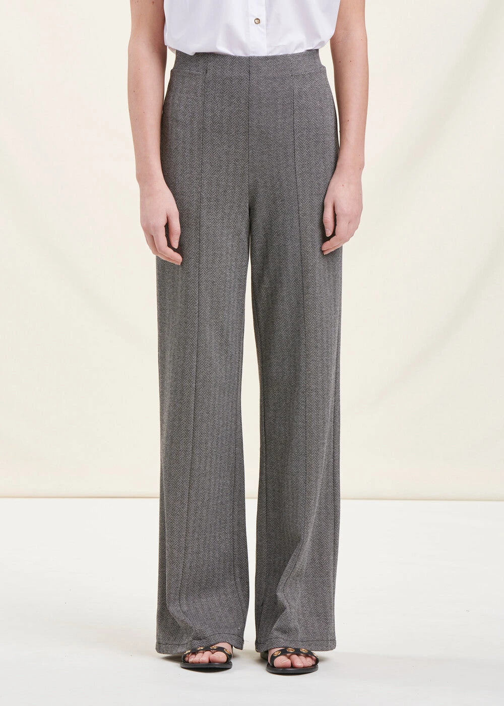 Pantalon Droit Motif Chevrons Gris Foncé 4 Pantalon Droit Motif Chevrons Gris Foncé – Image 2