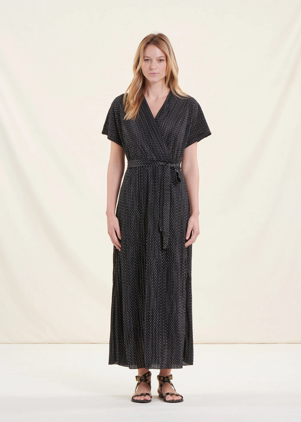 Robe Mi-longue Cintrée Noir Et Blanc Manches Courtes 4 Robe Mi-longue Cintrée Noir Et Blanc Manches Courtes – Image 2