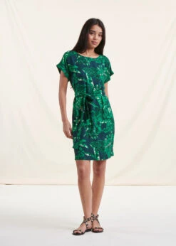 Robe Courte Verte Manches Courtes Et Encolure Bateau