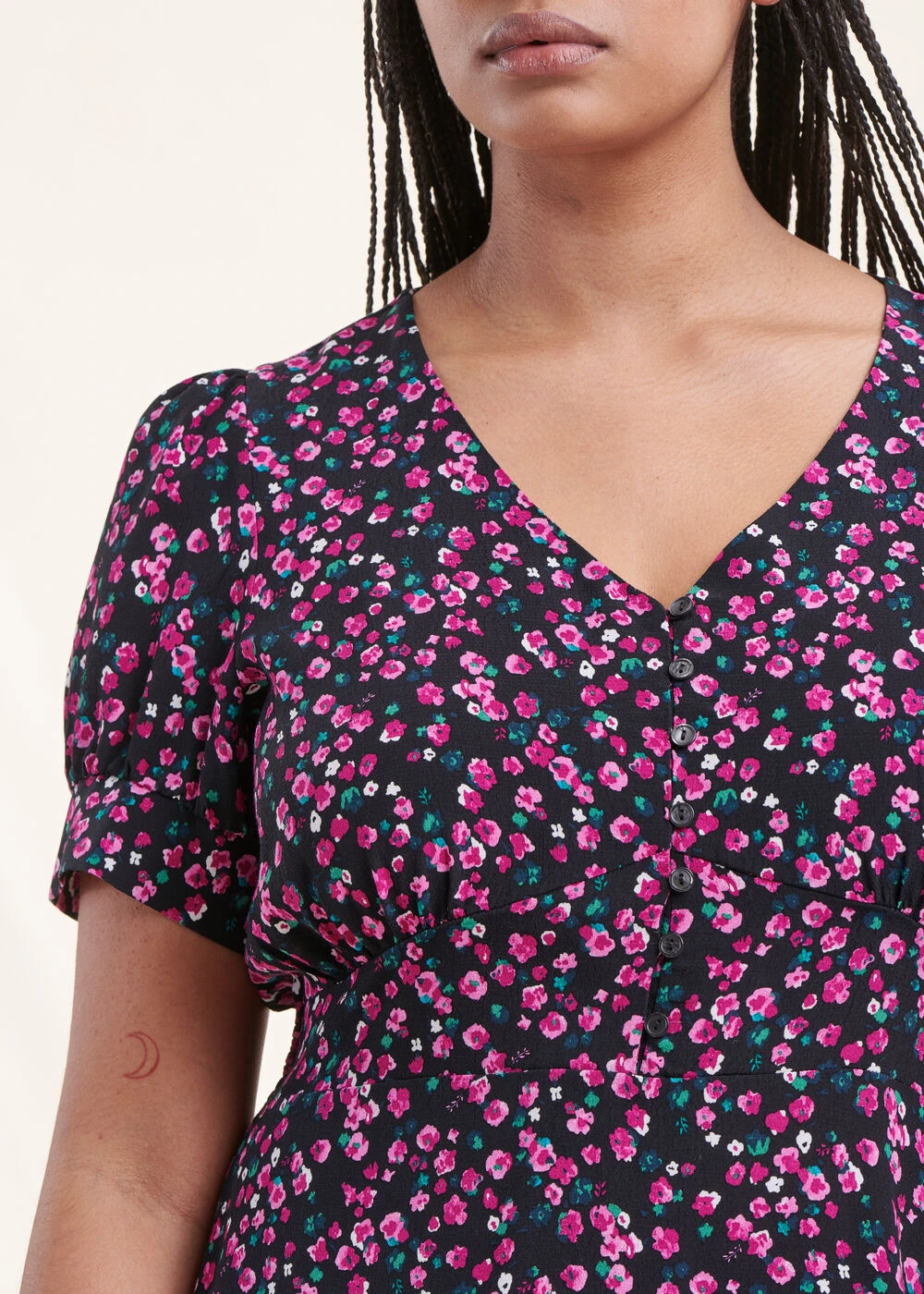 Robe Courte Noire Cintrée à Fleurs Manches Courtes 7 Robe Courte Noire Cintrée à Fleurs Manches Courtes – Image 5