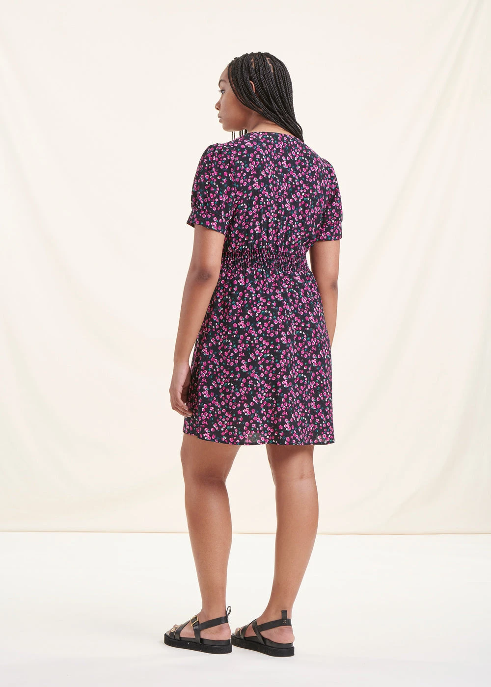 Robe Courte Noire Cintrée à Fleurs Manches Courtes 5 Robe Courte Noire Cintrée à Fleurs Manches Courtes – Image 3