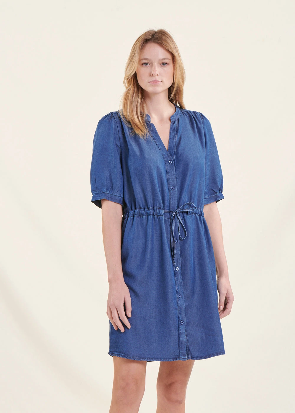 Robe Courte Fluide Bleu Denim 4 Robe Courte Fluide Bleu Denim – Image 2