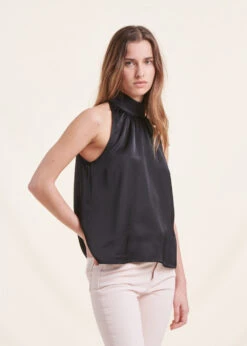 Top Noir En Satin Sans Manches Col Montant