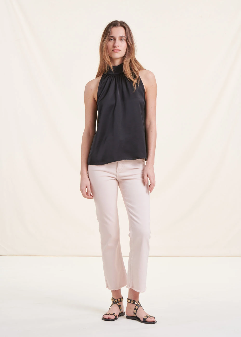 Top Noir En Satin Sans Manches Col Montant 4 Top Noir En Satin Sans Manches Col Montant – Image 2